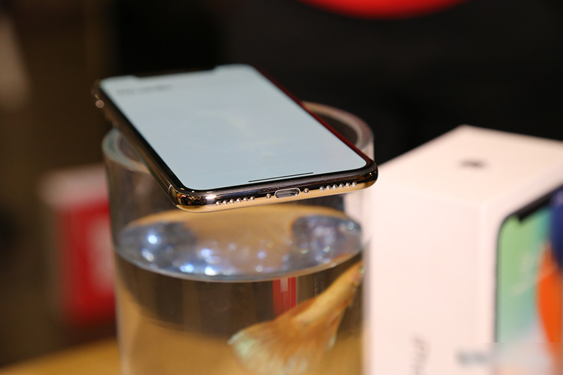 Mở hộp iPhone X 256GB vừa về Việt Nam: giá xấp xỉ 60 triệu đồng